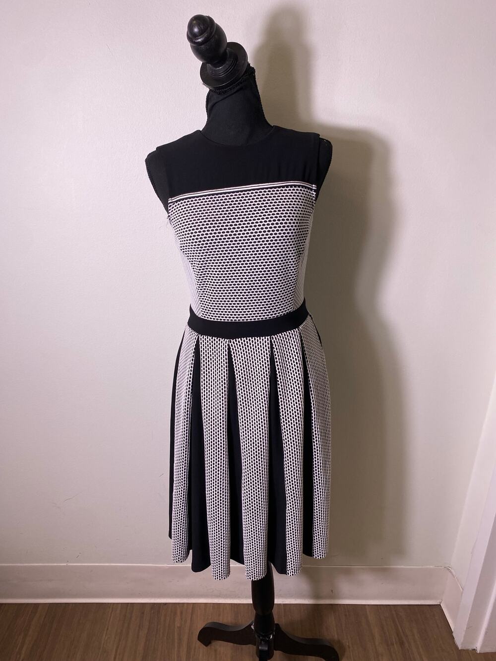 Taylor Sz 2 Black White Sleeveless Mixed Media Midi Dress Sz 2